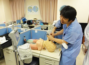 挿管トレーニング中